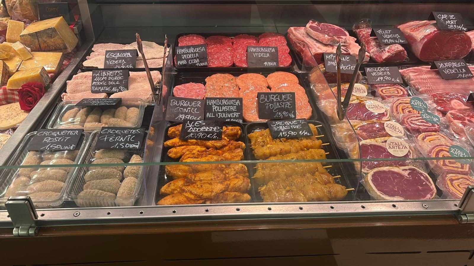 Hamburguesas y elaborados de la casa en la vitrina