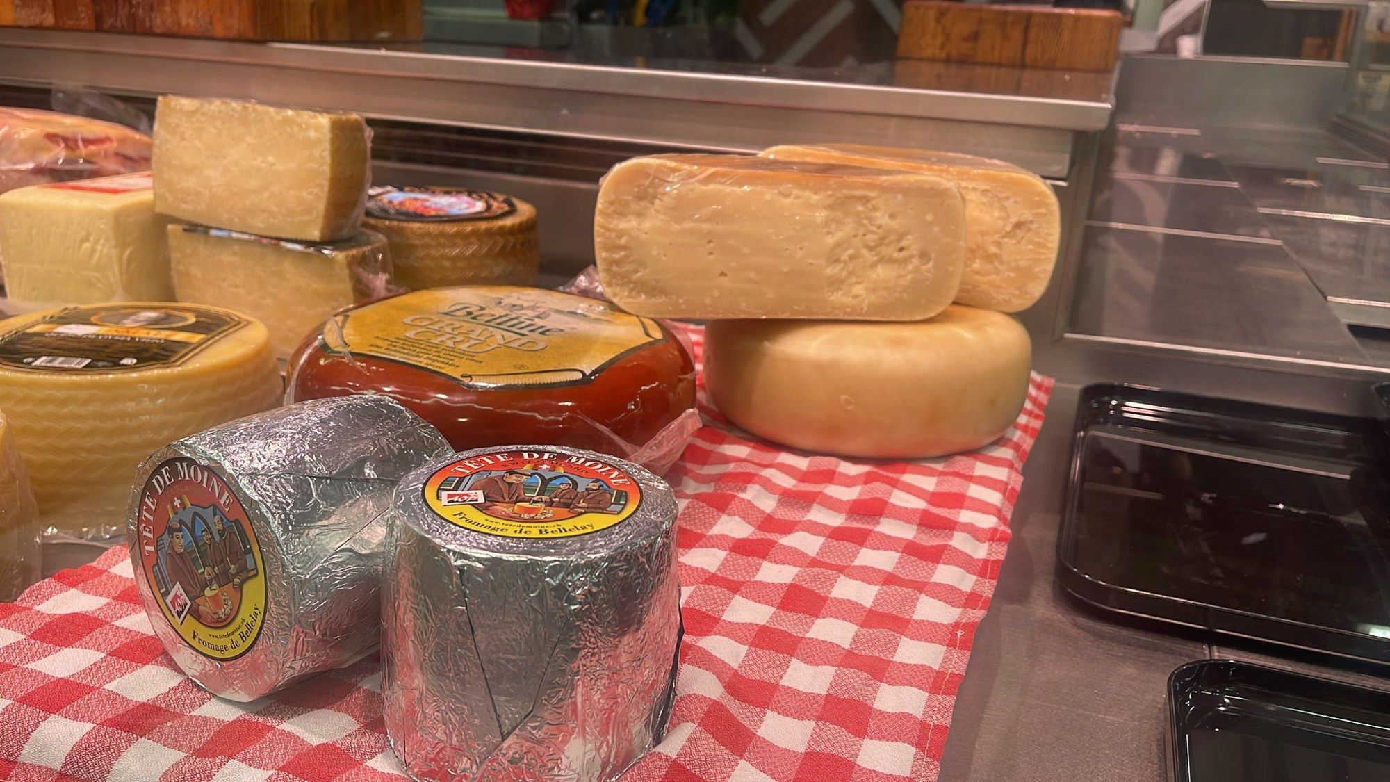Ruedas de queso curado en la vitrina